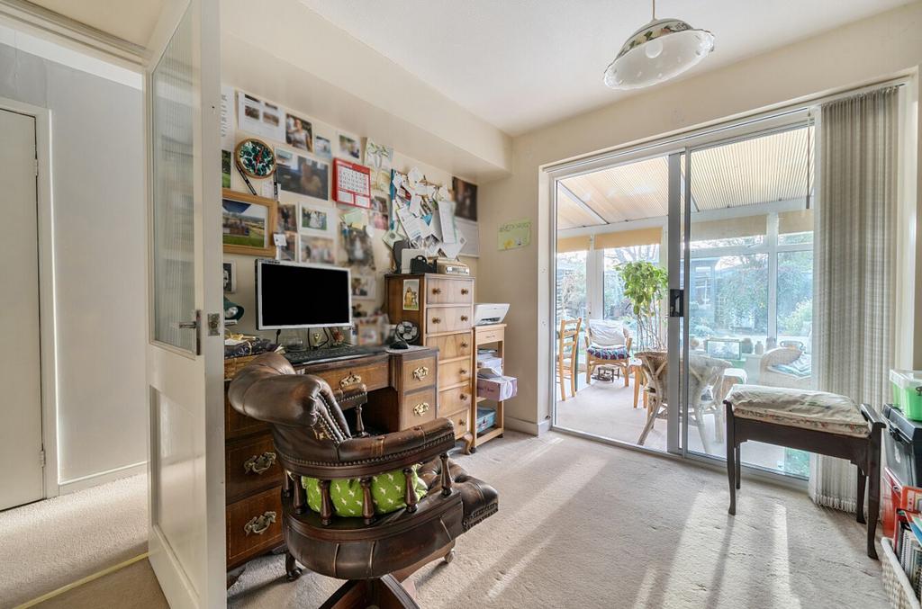 Ground floor bedroom/study