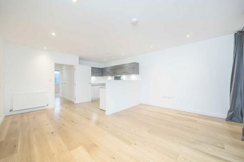 2 bedroom flat to rent, Denman Avenue, Southall UB2
