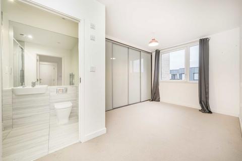 2 bedroom flat to rent, Denman Avenue, Southall UB2