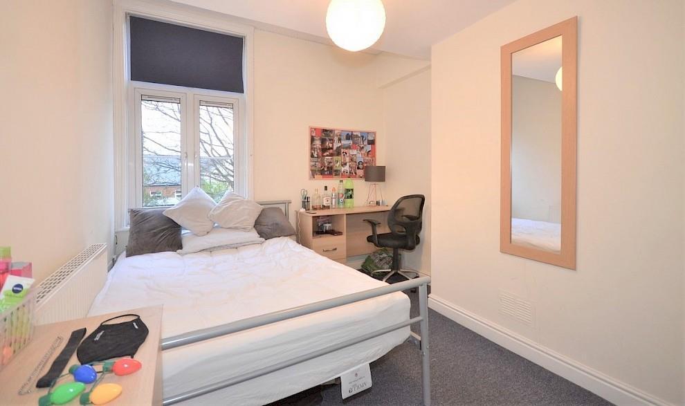 8-travis-place-bedroom-4.990x0.jpg