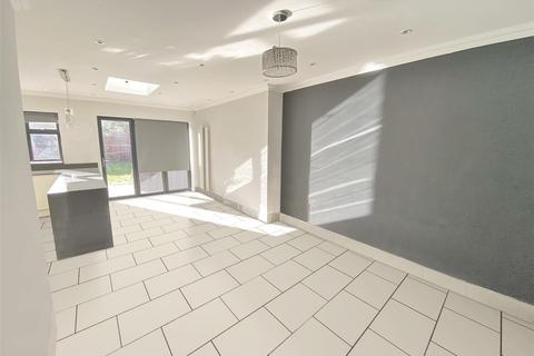 4 bedroom semi-detached house for sale, Dorset Waye, Hounslow