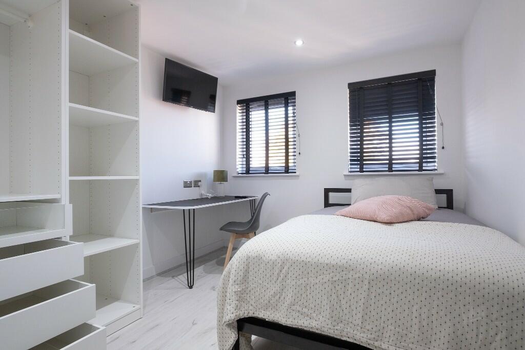 Bright and tidy single bedroom featuring a comf...