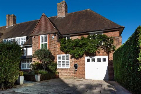 2 Raeburn Close, London, NW11 6UE