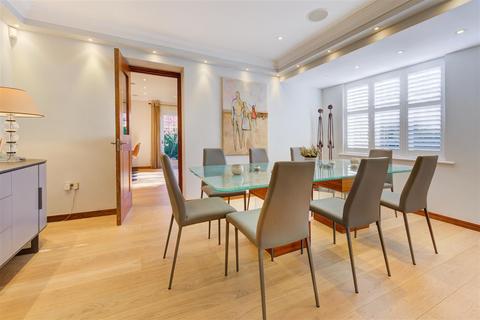 2 Raeburn Close, London, NW11 6UE