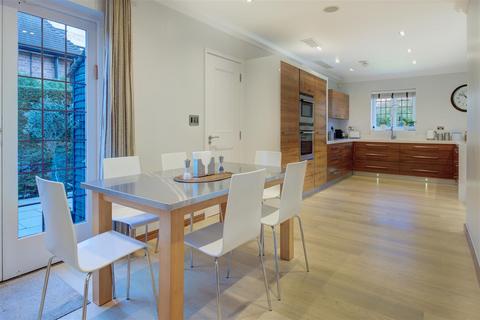 2 Raeburn Close, London, NW11 6UE