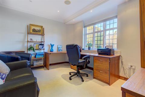 2 Raeburn Close, London, NW11 6UE