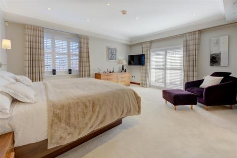 2 Raeburn Close, London, NW11 6UE