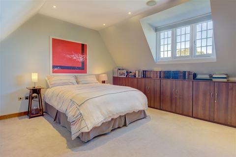 2 Raeburn Close, London, NW11 6UE