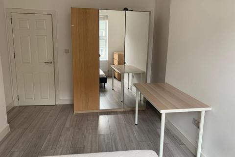 3 bedroom apartment to rent, Malvern Road,  London,  NW6