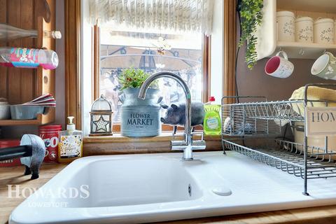 2 bedroom semi-detached house for sale, Commodore Road, Lowestoft
