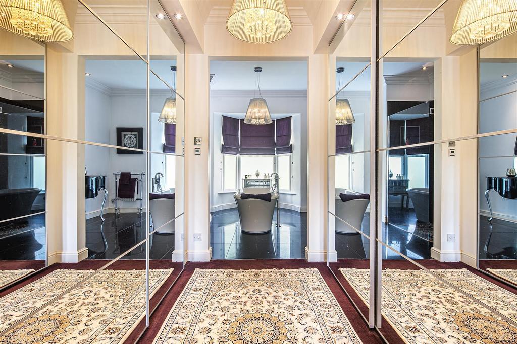 Dressing room to principal ensuite.jpg