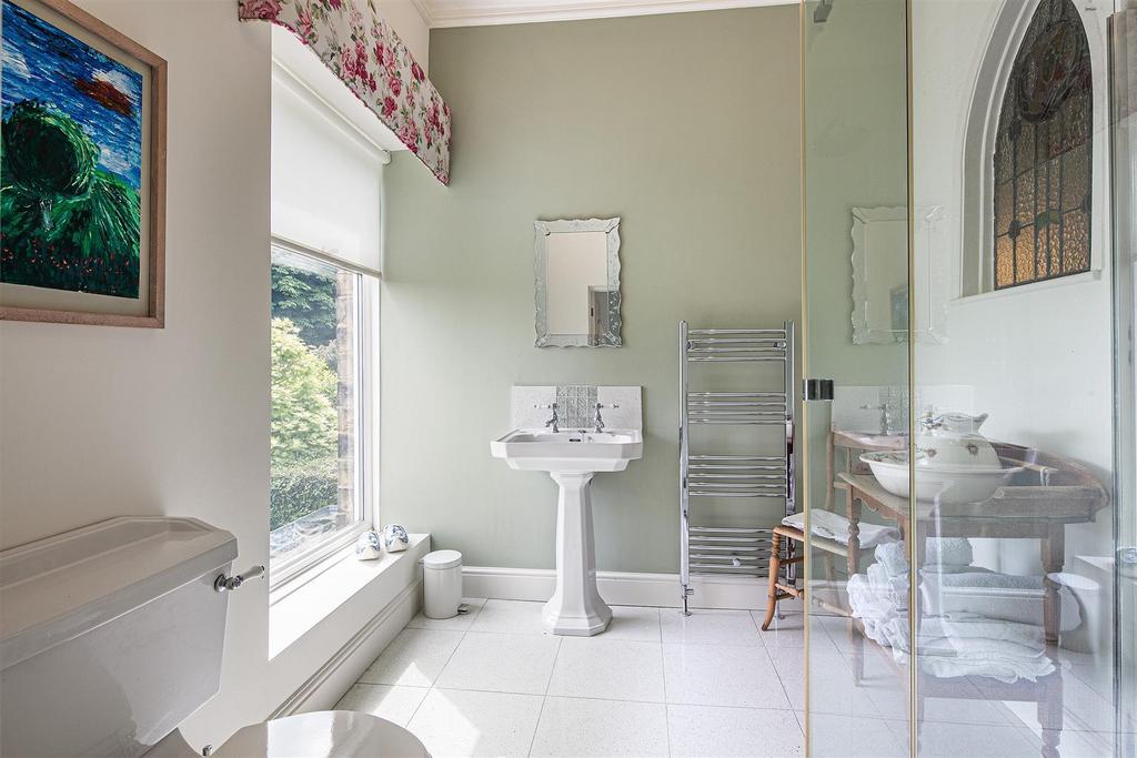 Ensuite to bed two.jpg