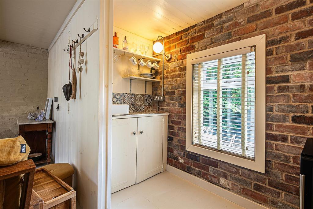 'Little Magnolia ' kitchenette.jpg