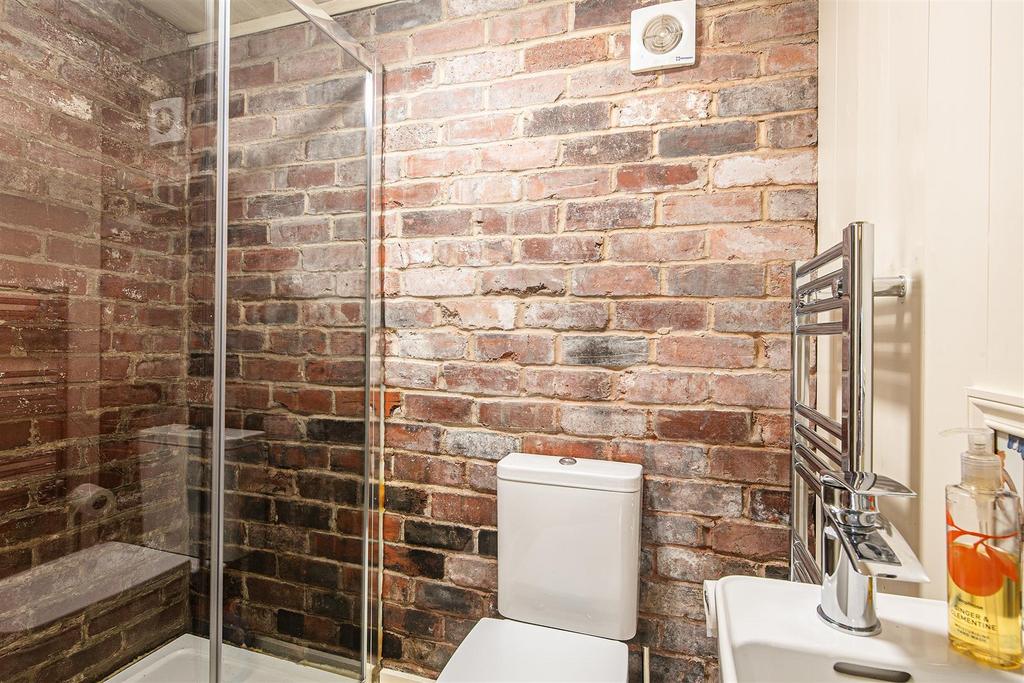 'Little Magnolia' shower room.jpg