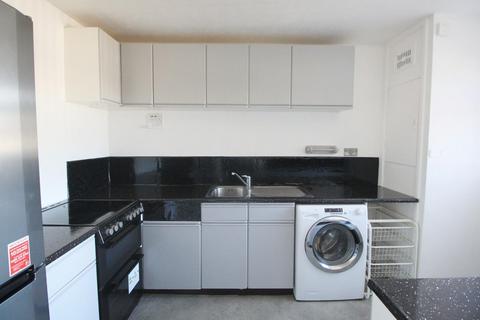 2 bedroom flat for sale, Victoria Road, Netley Abbey, Southampton