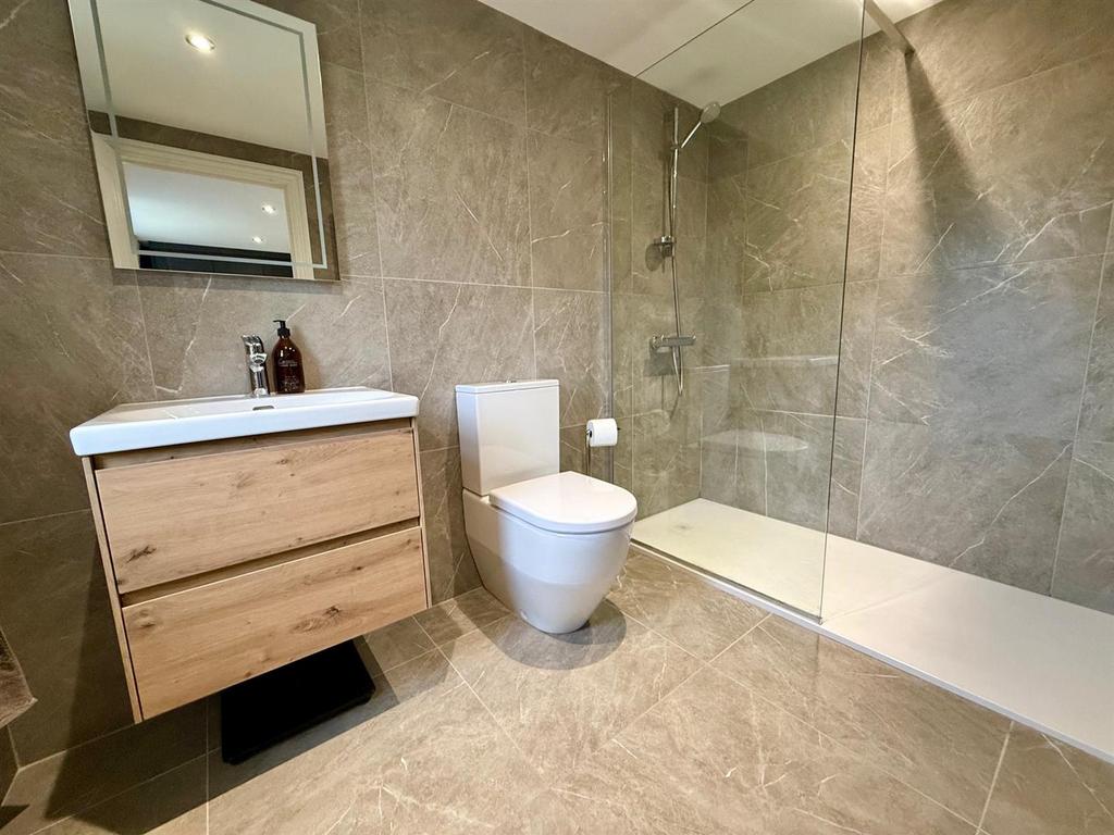 WR131 En Suite.jpg