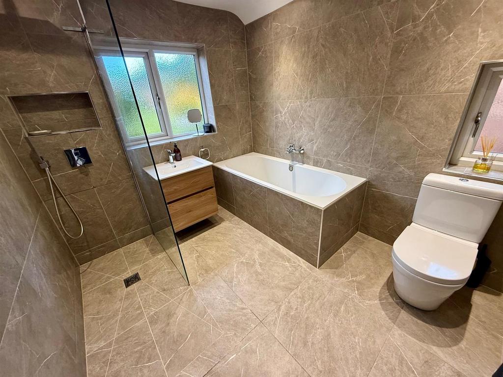 WR131 Bathroom.jpg