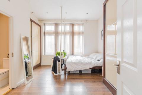 2 bedroom flat to rent, Kingsland High Street, Dalston, London, E8