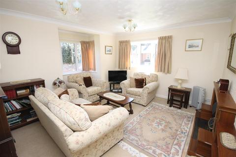 2 bedroom apartment to rent, Carisbrooke High Street, Newport