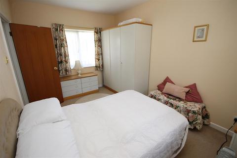 2 bedroom apartment to rent, Carisbrooke High Street, Newport