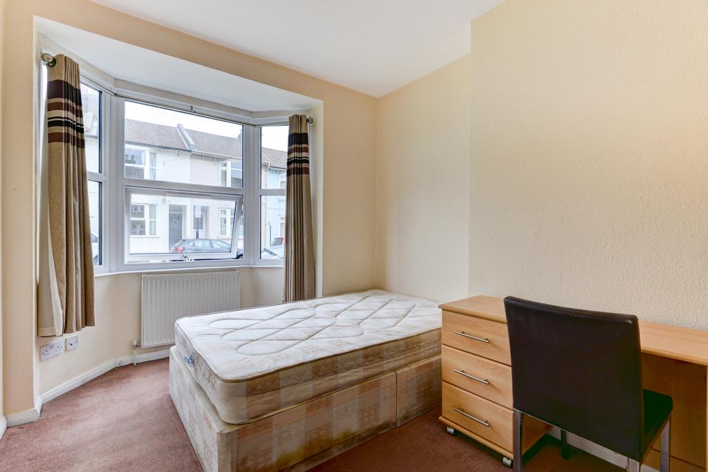 Bright single bedroom with a bay window allowin...