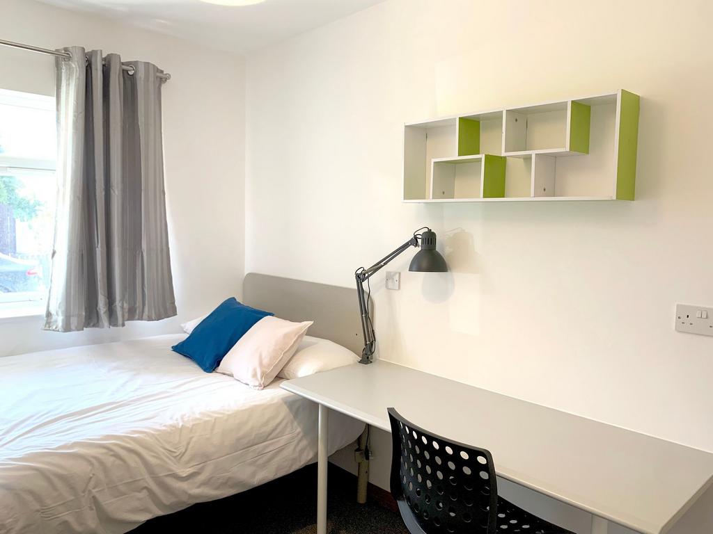 Bright and tidy single bedroom featuring a comf...