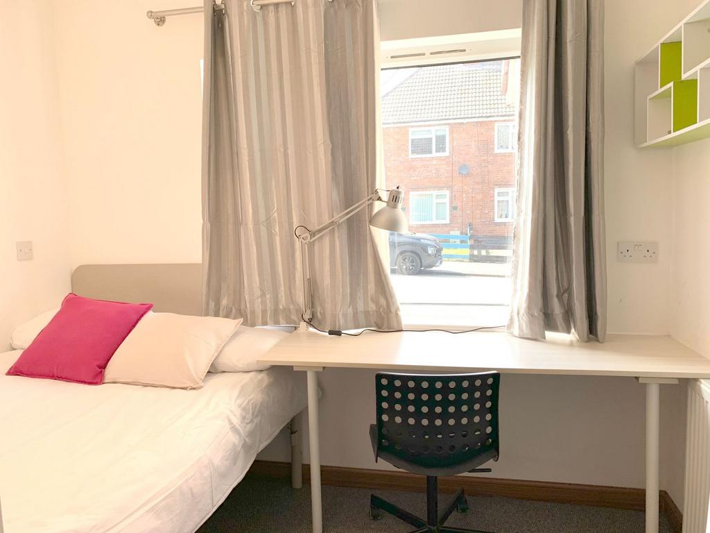 Bright and tidy single bedroom featuring a comf...