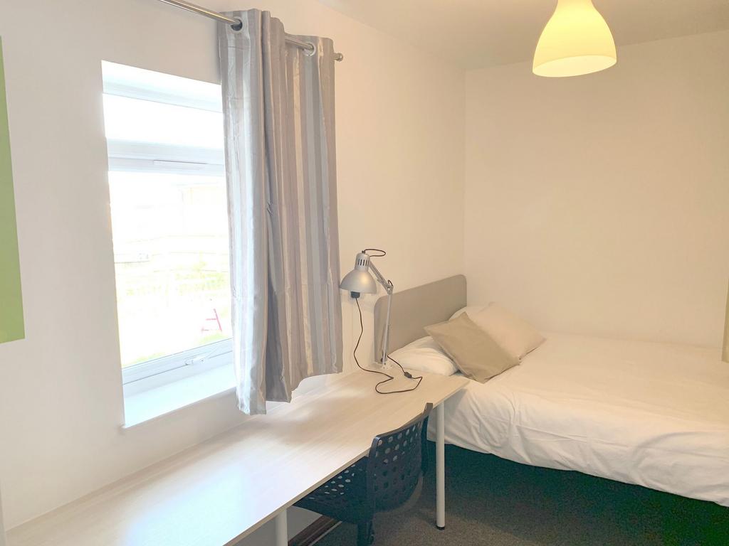 Bright and tidy single bedroom featuring a comf...