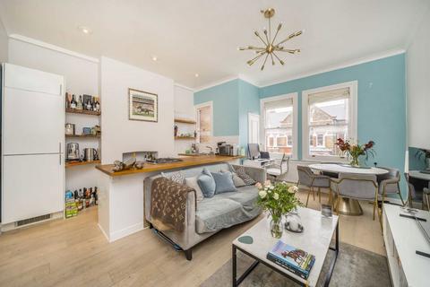 1 bedroom flat for sale, Lavender Gardens, London SW11