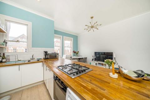 1 bedroom flat for sale, Lavender Gardens, London SW11