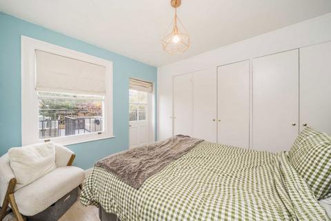 1 bedroom flat for sale, Lavender Gardens, London SW11