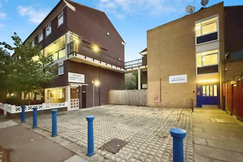 4 bedroom flat to rent, Caxton Grove, Bow, London