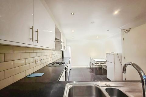 4 bedroom flat to rent, Caxton Grove, Bow, London