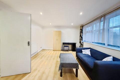 4 bedroom flat to rent, Caxton Grove, Bow, London
