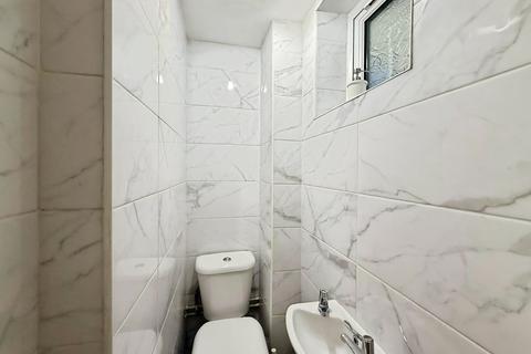 4 bedroom flat to rent, Caxton Grove, Bow, London