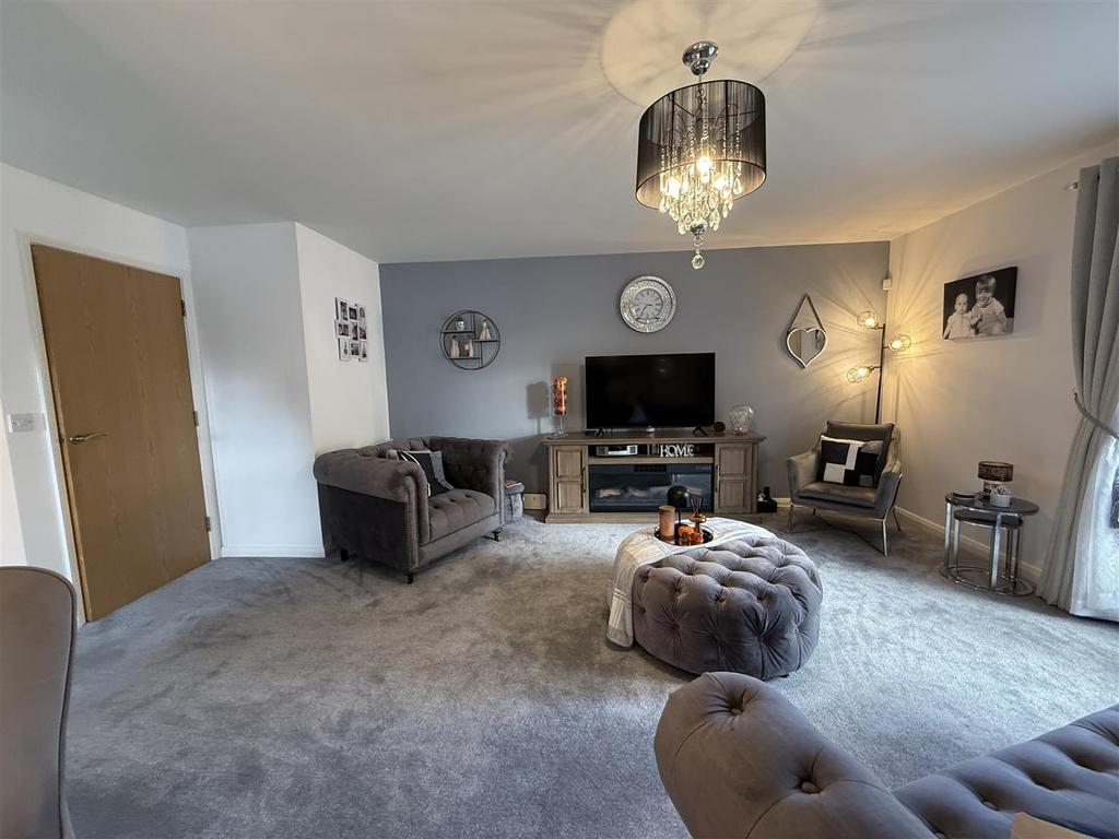 LOUNGE &amp; DINING AREA