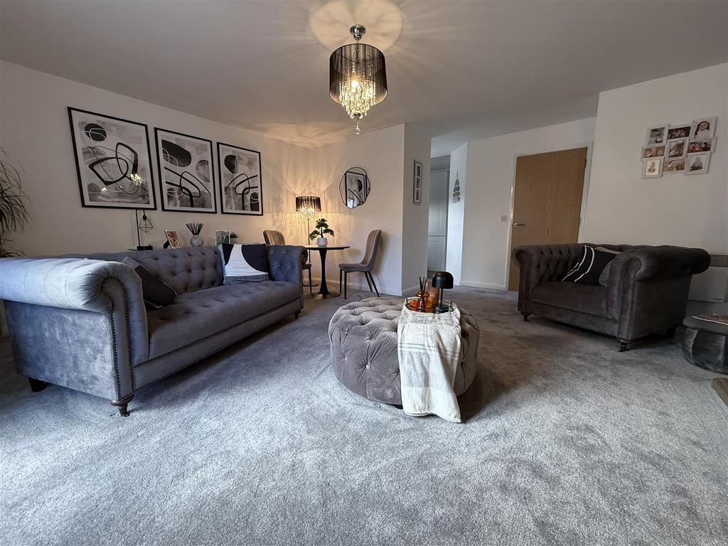 LOUNGE &amp; DINING AREA