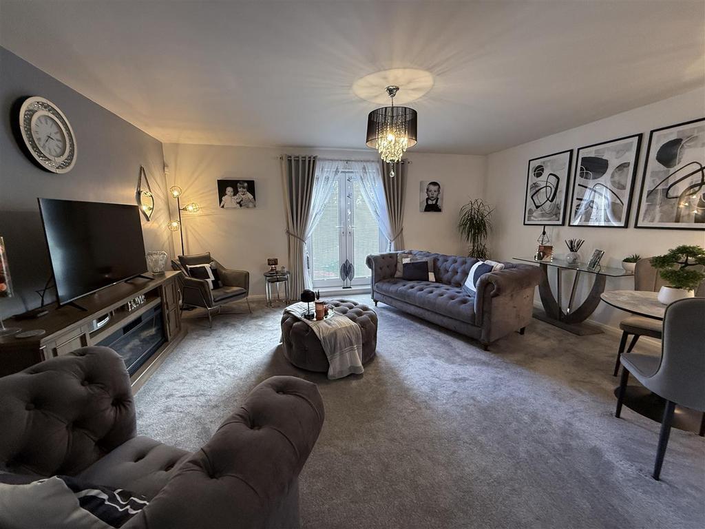 LOUNGE &amp; DINING AREA
