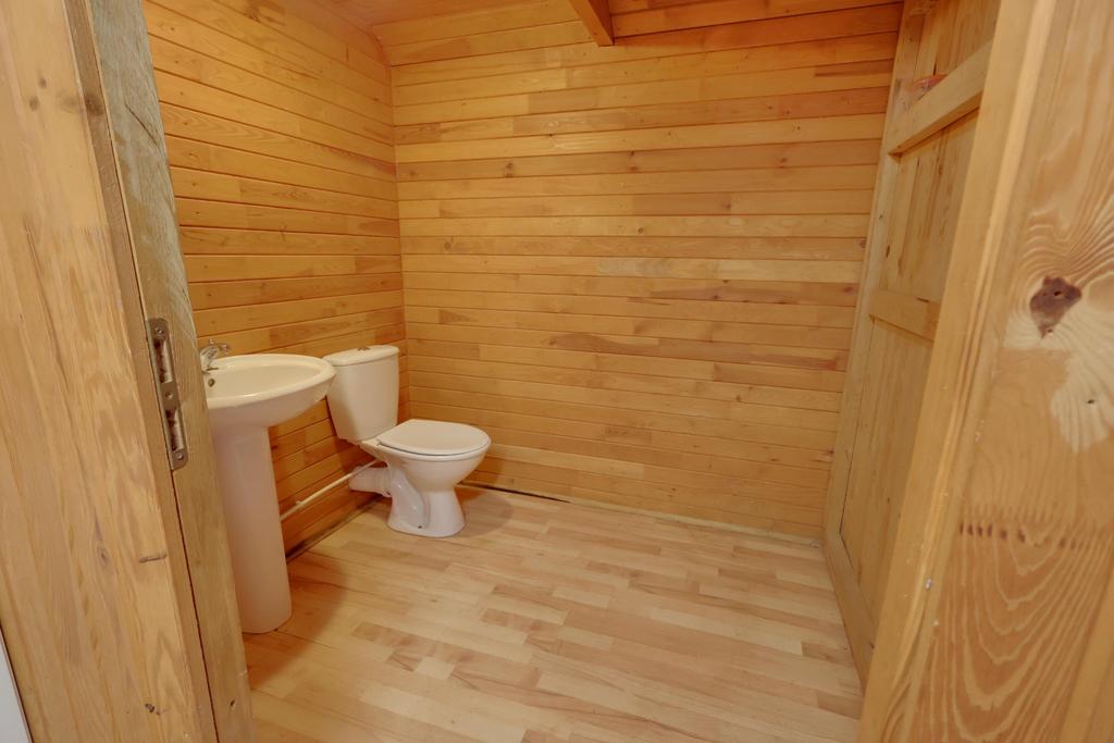 Lodge wc.
