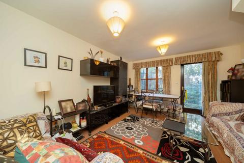 undefined, Barton Close, Hendon NW4