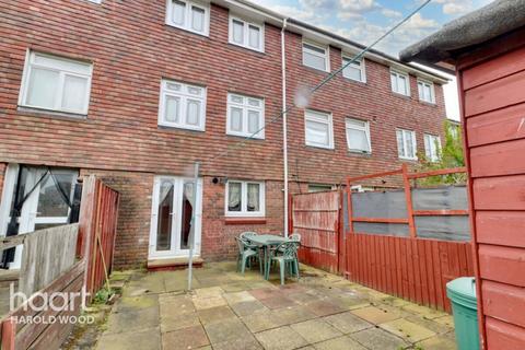4 bedroom terraced house for sale, Sevenoaks Close, Romford
