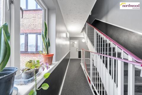 2 bedroom flat for sale, Pioneer Way, Watford, WD18