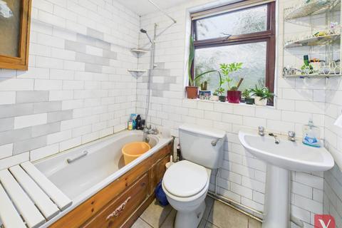 undefined, Warwick Road West, Luton LU4