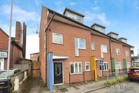 3 bedroom end of terrace house to rent, High Street, Newcastle ST5