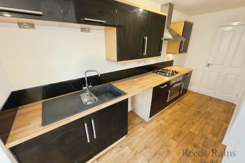 3 bedroom end of terrace house to rent, High Street, Newcastle ST5