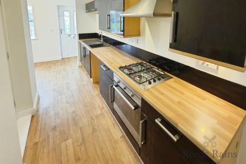 3 bedroom end of terrace house to rent, High Street, Newcastle ST5
