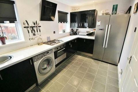 2 bedroom semi-detached house to rent, Kington Close, Willenhall