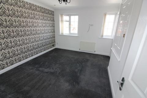 2 bedroom semi-detached house to rent, Kington Close, Willenhall
