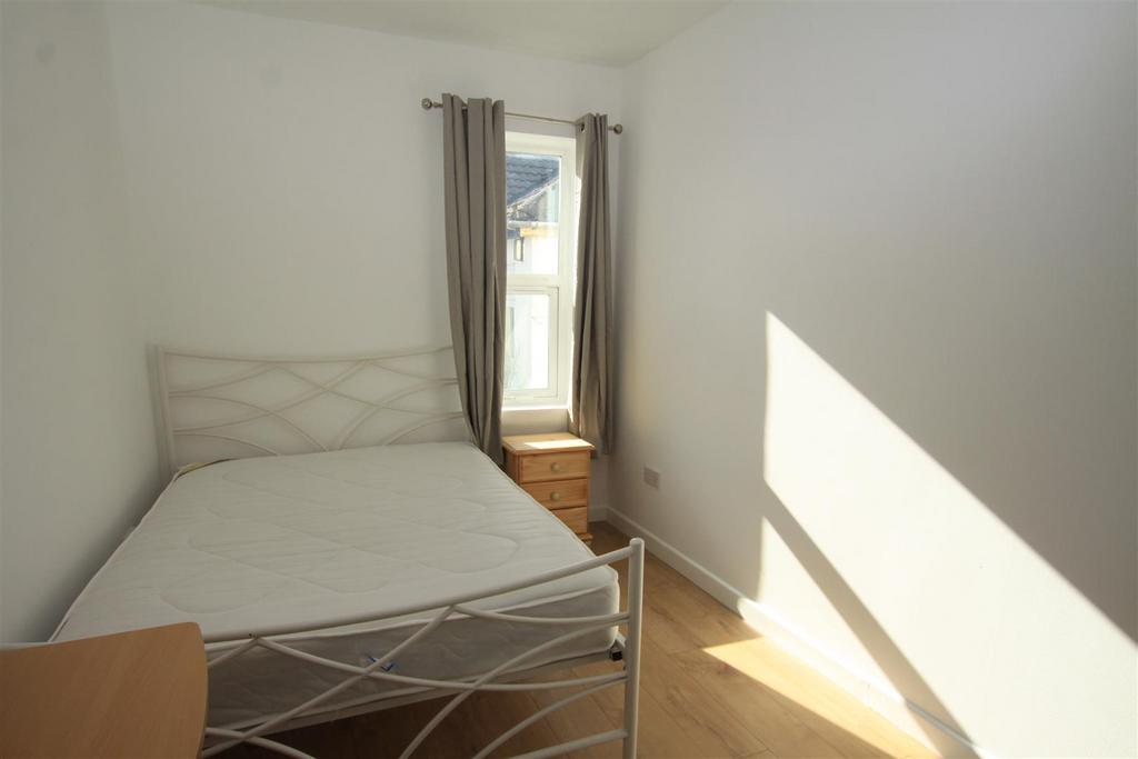 Bed 3 -2.JPG