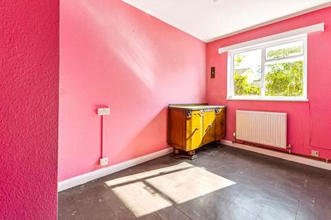 2 bedroom flat for sale, Avenue Road, London W3
